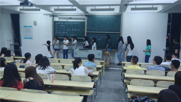人文系有趣的新生介绍会2.jpg