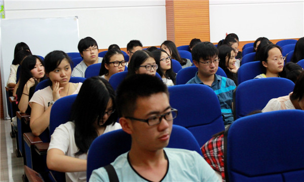 现场学生认真聆听.jpg