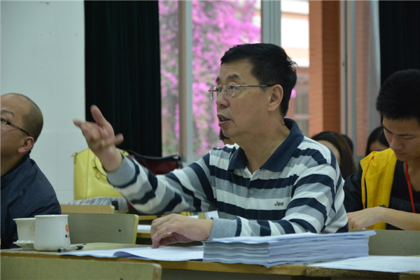 图七：答辩组老师给学生的论文做点评.jpg