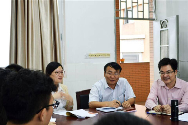 详细聆听学生的汇报.jpg