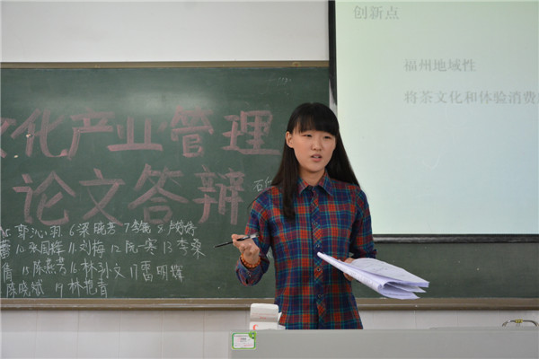 图二：学生介绍自己的论文.jpg