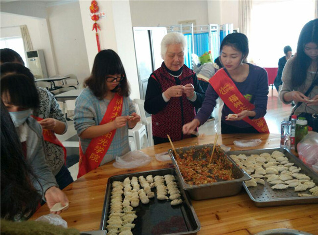 和敬老院的奶奶一起包饺子.jpg