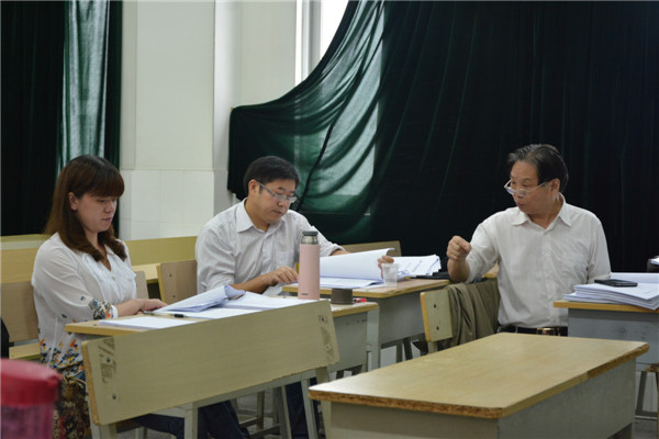 图五：答辩组老师给学生提建议.jpg
