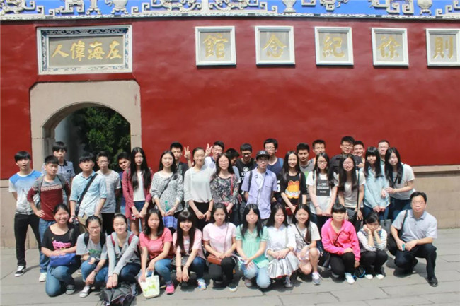 2012级文化产业管理专业全体学生与老师合影.jpg