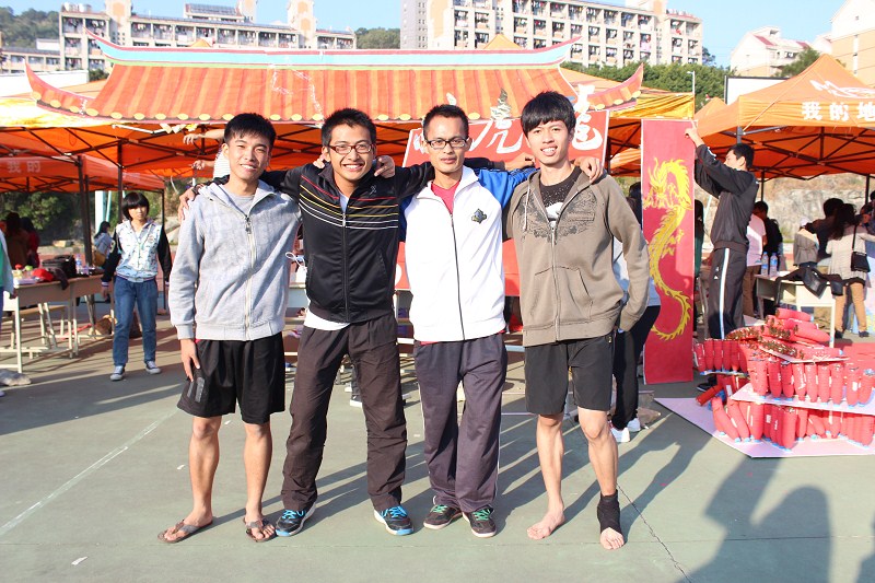 赛后，四名接力赛选手合影，他们的笑，阳光开朗.jpg