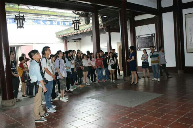 同学们认真听讲解员介绍.jpg