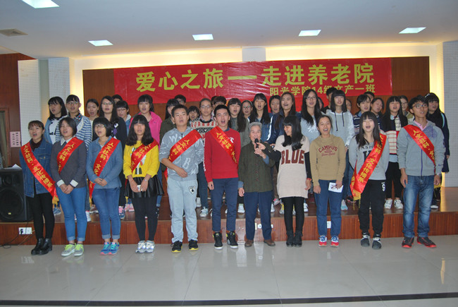 全体同学为爷爷奶奶们献上合唱《打靶归来》_副本.jpg