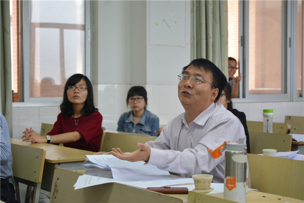 图六：答辩组老师给学生的论文做点评.jpg
