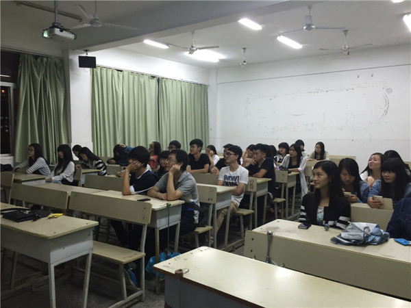 14级行政管理1班进行交流会.jpg