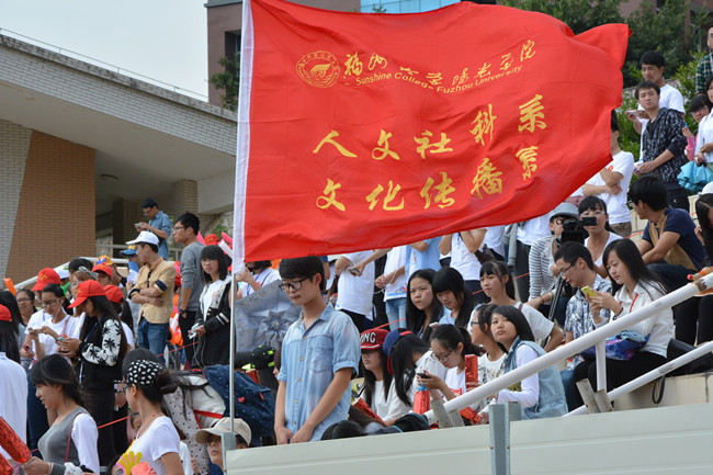 人文系2014看台系旗飞扬_副本.jpg