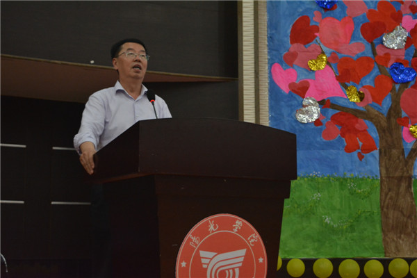 系主任做总结.jpg