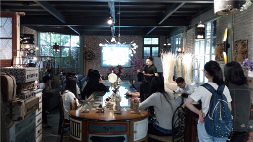 学生们 聆听杰克老师 讲述后现代文化 01.jpg