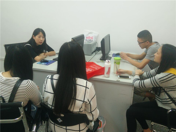 班导师童薇薇l老师约见班级学生.jpg