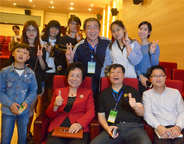 2 知心姐姐与王宏、刘颖琪老师和阳光学院16级广播电视编导1班拍摄小组的合照.jpg